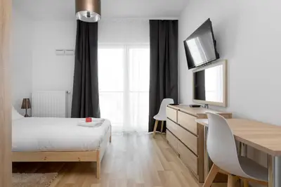 Telewizja i/lub zestaw kina domowego w obiekcie Wola Chic Studios by BookingHost