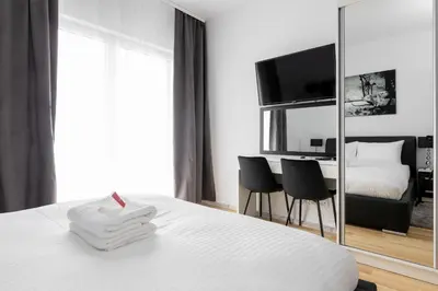 Łóżko lub łóżka w pokoju w obiekcie Wola Chic Studios by BookingHost