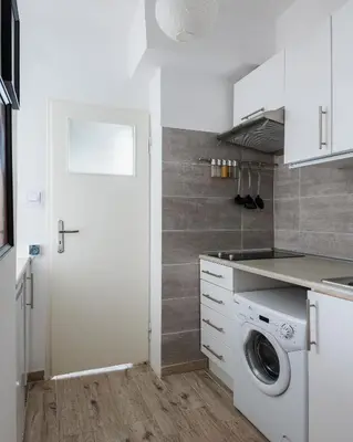 Kuchnia lub aneks kuchenny w obiekcie Tamka 40 Prywatne mieszkanie w pobliżu Starego Miasta i Stadionu Narodowego 100m od metra Nowy Świat Samodzielne Zameldowanie! Self Check-in System!