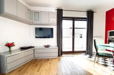 Telewizja i/lub zestaw kina domowego w obiekcie Krasińskiego Żoliborz Stylish Apartment by BookingHost