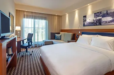 Telewizja i/lub zestaw kina domowego w obiekcie Hampton by Hilton Warsaw Airport