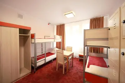 Łóżko lub łóżka w pokoju w obiekcie eMKa Hostel
