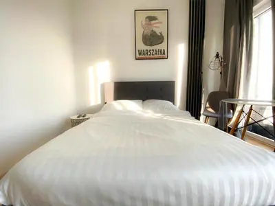 Łóżko lub łóżka w pokoju w obiekcie Bliska Wola Expo Central Apartment