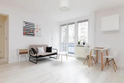 Część wypoczynkowa w obiekcie Rondo ONZ Sunny Apartment by BookingHost