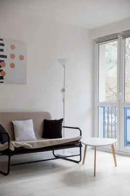 Część wypoczynkowa w obiekcie Rondo ONZ Sunny Apartment by BookingHost