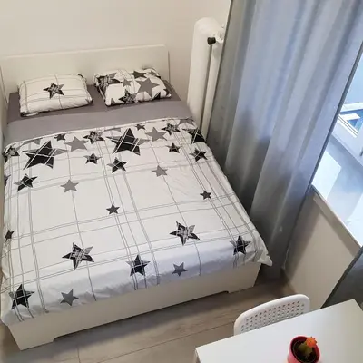Łóżko lub łóżka w pokoju w obiekcie MirrorRoom PL Downtown