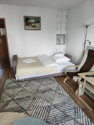 Łóżko lub łóżka w pokoju w obiekcie Apartament Praski 5 minut od metra i starego miasta spacerem do zoo i Konesera
