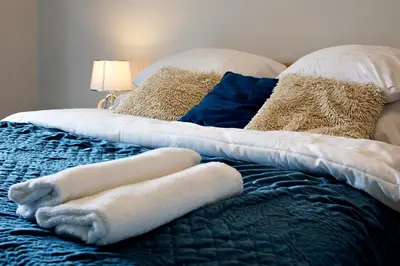 Łóżko lub łóżka w pokoju w obiekcie MODUO Serviced Apartments