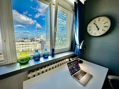 Telewizja i/lub zestaw kina domowego w obiekcie Super Apartament WHITE Warszawa 2x Metro Ścisłe Centrum WiFi 300 Mbs NEW