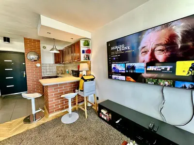 Telewizja i/lub zestaw kina domowego w obiekcie Super Apartament WHITE Warszawa 2x Metro Ścisłe Centrum WiFi 300 Mbs NEW