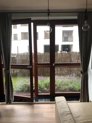 Ogród w obiekcie Błękitny Apartament - Wilanów