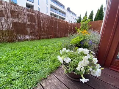 Ogród w obiekcie Błękitny Apartament - Wilanów