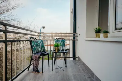 Balkon lub taras w obiekcie L Ajax Airport Bitwy Warszawskiej