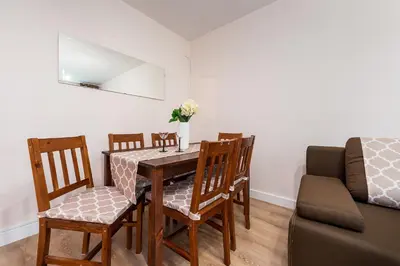Część wypoczynkowa w obiekcie 3 bedroom apartment KASPRZAKA - P&O Serviced Apartments