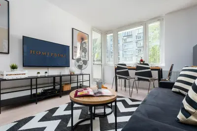 Telewizja i/lub zestaw kina domowego w obiekcie Królewska 43 by Homeprime