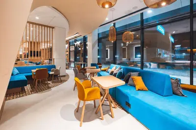 Część wypoczynkowa w obiekcie Hampton By Hilton Warsaw Reduta