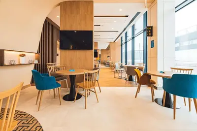 Część wypoczynkowa w obiekcie Hampton By Hilton Warsaw Reduta