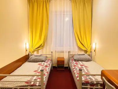 Łóżko lub łóżka w pokoju w obiekcie Fry House Hostel - 15min to Dworzec Zachodni, 5min to Klub Progresja