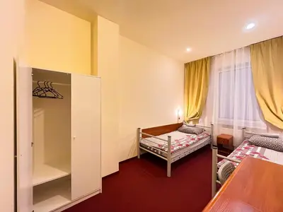 Łóżko lub łóżka w pokoju w obiekcie Fry House Hostel - 15min to Dworzec Zachodni, 5min to Klub Progresja