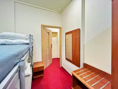 Łóżko lub łóżka w pokoju w obiekcie Fry House Hostel - 15min to Dworzec Zachodni, 5min to Klub Progresja