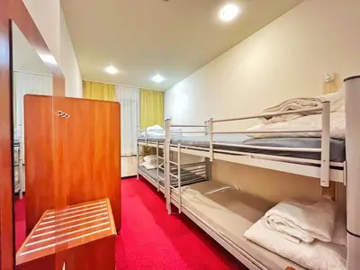 Łóżko lub łóżka w pokoju w obiekcie Fry House Hostel - 15min to Dworzec Zachodni, 5min to Klub Progresja
