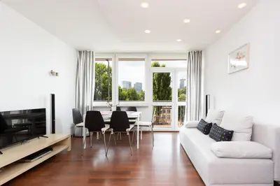 Telewizja i/lub zestaw kina domowego w obiekcie Apartments Warsaw Niecala Noclegi Renters