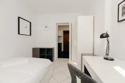 Łóżko lub łóżka w pokoju w obiekcie ShortStayPoland Jana Pawła (B11)