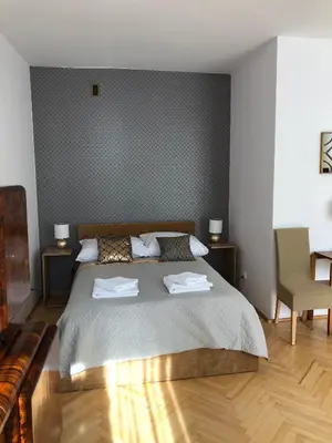 Łóżko lub łóżka w pokoju w obiekcie Art deco Apartment