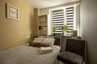 Łóżko lub łóżka w pokoju w obiekcie Lobby 55 - AC and Smart TV