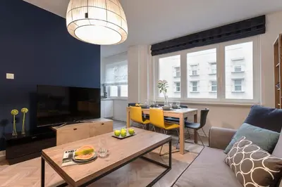 Telewizja i/lub zestaw kina domowego w obiekcie Nowogrodzka 38 Serviced Apartments