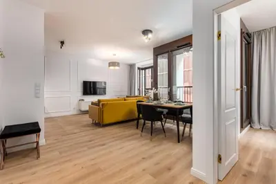 Telewizja i/lub zestaw kina domowego w obiekcie BG Premium Apartments Browary Warszawskie