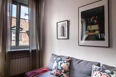 Część wypoczynkowa w obiekcie Świętojańska Old Town Apartment by BookingHost
