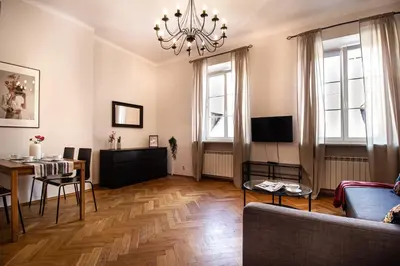 Telewizja i/lub zestaw kina domowego w obiekcie Świętojańska Old Town Apartment by BookingHost