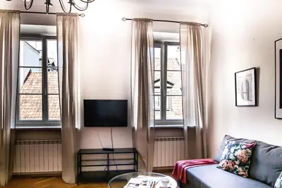 Telewizja i/lub zestaw kina domowego w obiekcie Świętojańska Old Town Apartment by BookingHost
