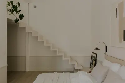 Łóżko lub łóżka w pokoju w obiekcie Lwowska Studios - STAYINWARSAW