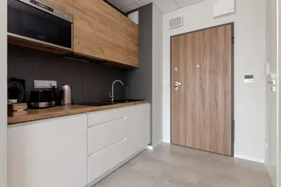 Kuchnia lub aneks kuchenny w obiekcie Wola Chic Silver Studio by BookingHost