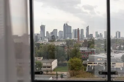Widok na miasto Warszawa z tego apartamentu