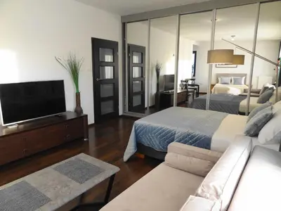 Telewizja i/lub zestaw kina domowego w obiekcie Apartamenty Arkadia by VisitWarsaw Apartments