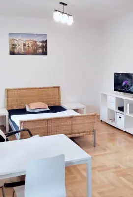 Telewizja i/lub zestaw kina domowego w obiekcie apartament Hallera Square Warsaw 27m2