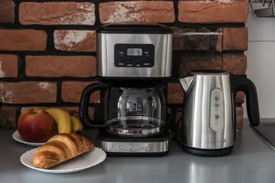 Zestaw do parzenia kawy i herbaty w obiekcie Magnetic apartment Jerozolimskie A