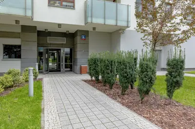 Ogród w obiekcie Apartments Warsaw Giełdowa 4 by Noclegi Renters