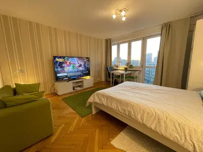 Telewizja i/lub zestaw kina domowego w obiekcie Super Apartament GREEN Rondo ONZ Metro NOWE Wifi 300 Mb/s AirCondition Netflix Spotify