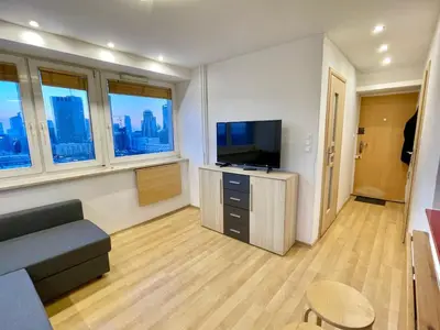 Telewizja i/lub zestaw kina domowego w obiekcie Super Apartament RED Centrum Best View in Town 2x Metro Fast WiFi 300 Mbs Netflix AppleTV SmartTV Spotify Panorama Miasta