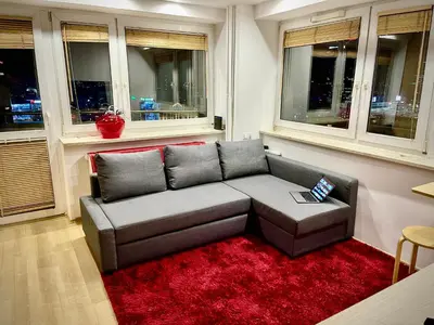 Część wypoczynkowa w obiekcie Super Apartament RED Centrum Best View in Town 2x Metro Fast WiFi 300 Mbs Netflix AppleTV SmartTV Spotify Panorama Miasta