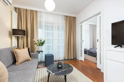 Telewizja i/lub zestaw kina domowego w obiekcie Royal City Center Mennica Residence by Noclegi Renters