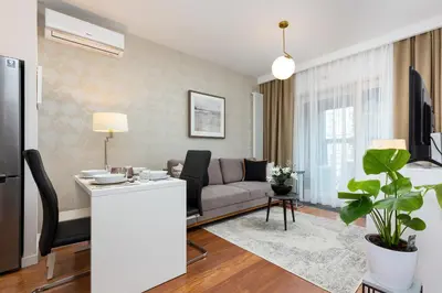 Część wypoczynkowa w obiekcie Royal City Center Mennica Residence by Noclegi Renters