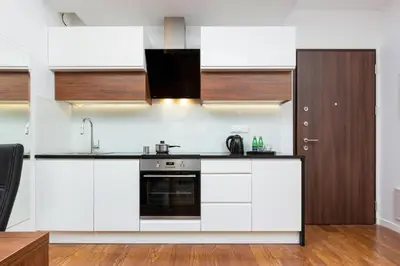 Kuchnia lub aneks kuchenny w obiekcie Royal City Center Mennica Residence by Noclegi Renters