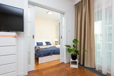 Łóżko lub łóżka w pokoju w obiekcie Royal City Center Mennica Residence by Noclegi Renters