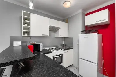 Kuchnia lub aneks kuchenny w obiekcie Aleja Jana Pawła II 20 A by Homeprime