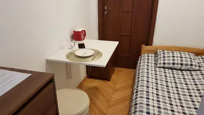 Łóżko lub łóżka w pokoju w obiekcie Niebieski Meander Pokoje blisko metra